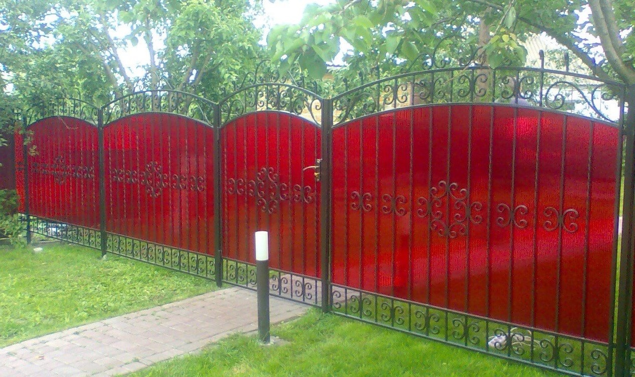 Забор из металлопрофиля и поликарбоната